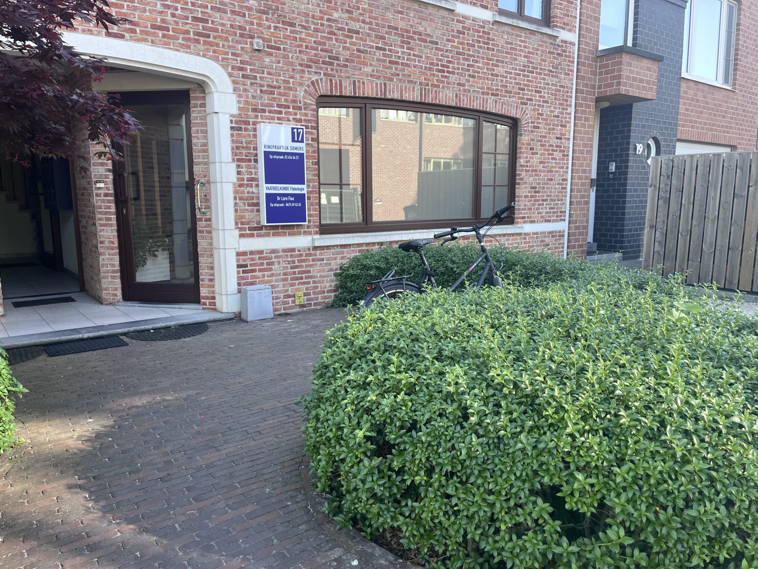 De gevel en ingang van Kinepraktijk Somers in Lint